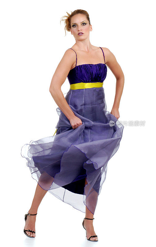 穿着紫色蕾丝裙子跳舞的女人