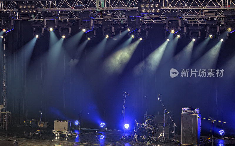 舞台上的聚光灯和照明和音响设备