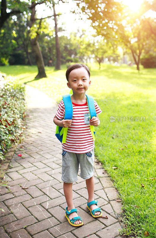 小男孩去上学