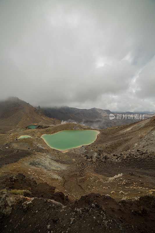 风景美丽的翡翠湖汤加里罗高山交叉轨道-新西兰