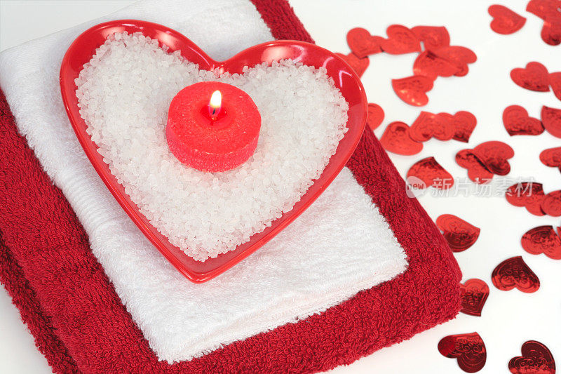 情人节水疗中心，红色和白色的毛巾，心形彩纸，盐