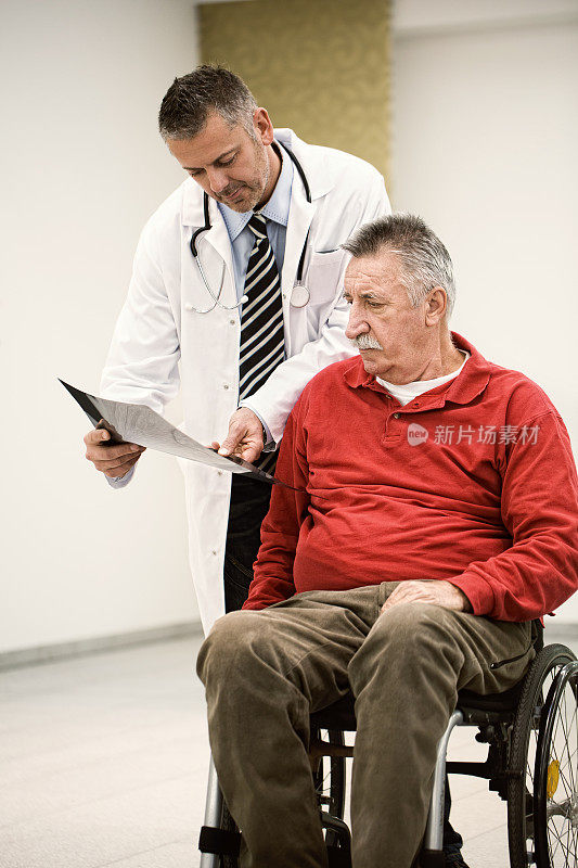 医生和轮椅上的残疾人老人