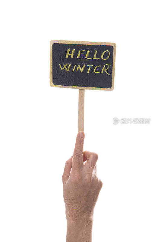 手握着写着“你好冬天”的小黑板书