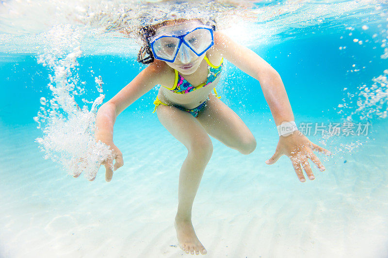 小女孩在水下游泳