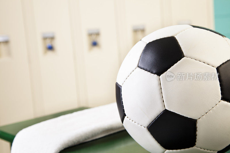 运动:在更衣室的长椅上踢足球。