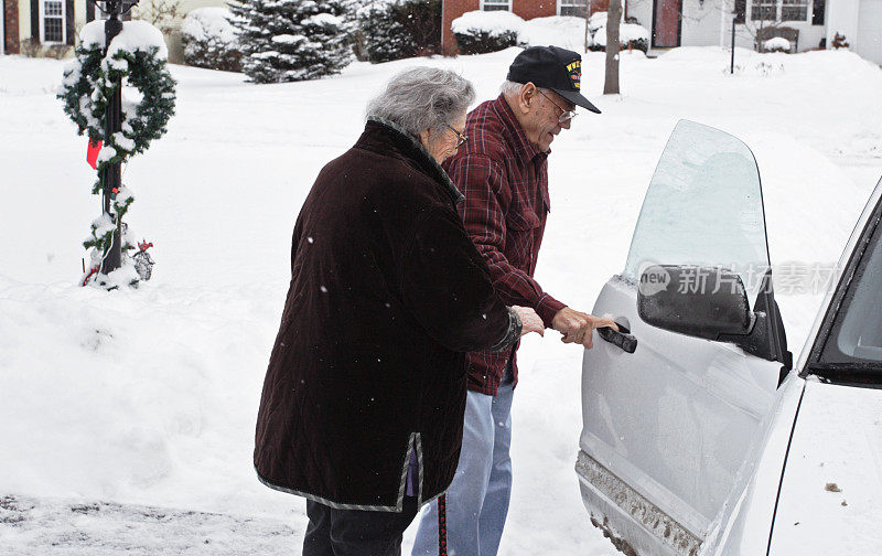 老年夫妇打开冬季车门