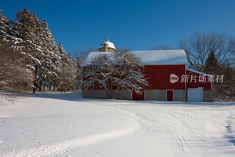 谷仓，雪和蓝天