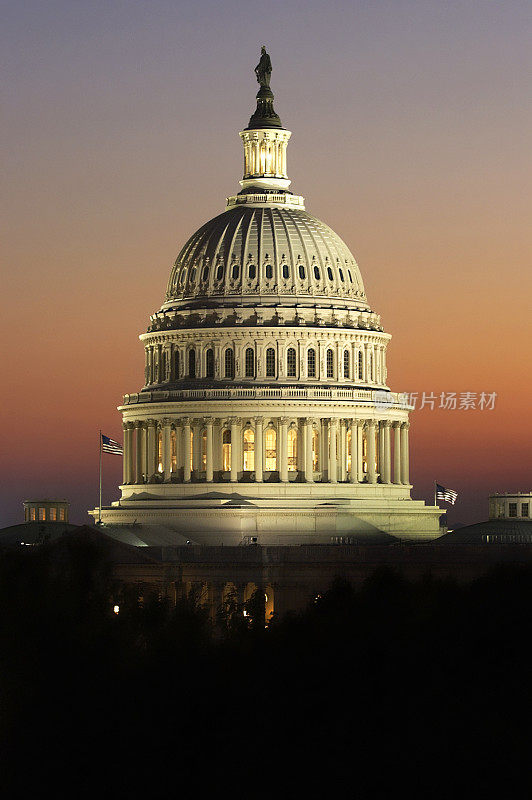 日落时的美国国会大厦圆顶