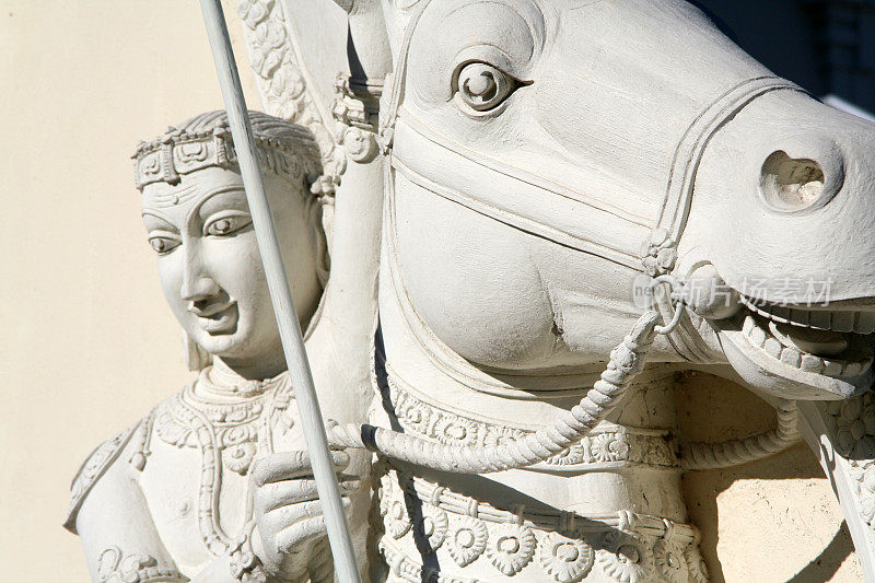骑在马上的印度女神雕像