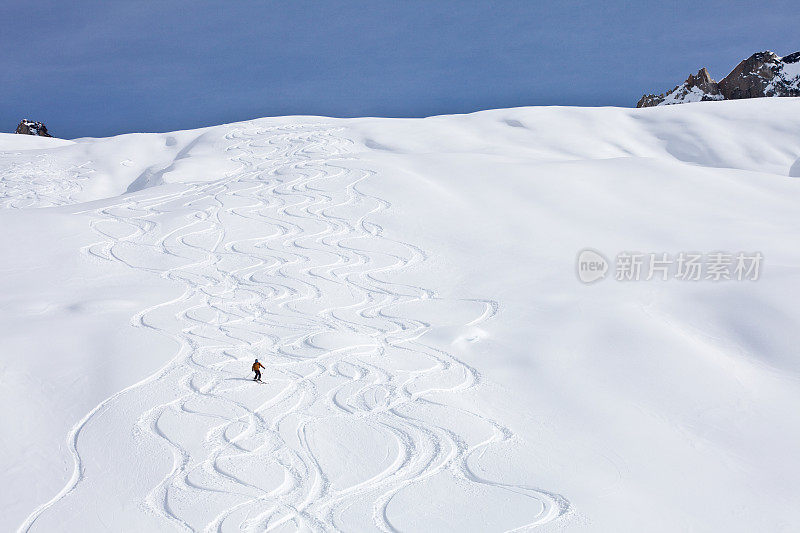 冰川上的滑雪痕迹