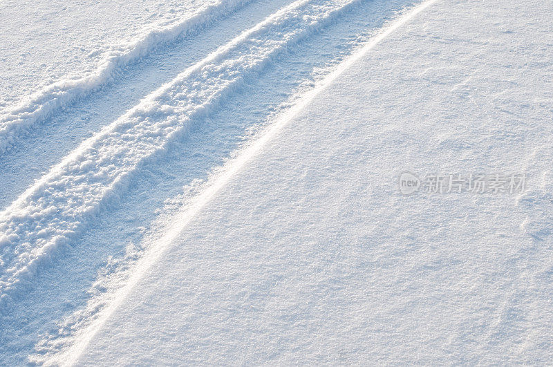 雪地上的轮胎印