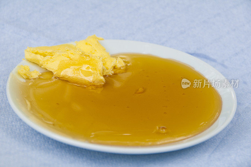 盘子里有蜂蜜和黄油