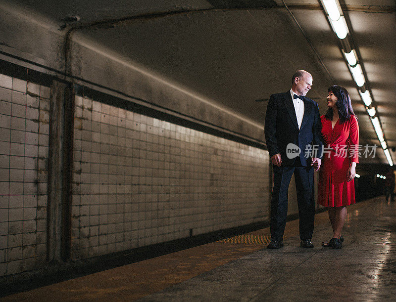一对优雅的情侣在等地铁