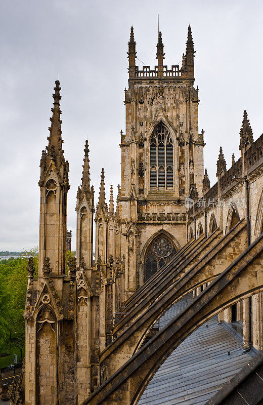 英国约克大教堂的屋顶和钟楼