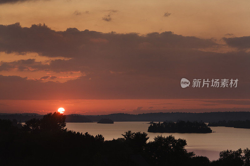 日落中的明尼苏达边界水域独木舟地区岛屿