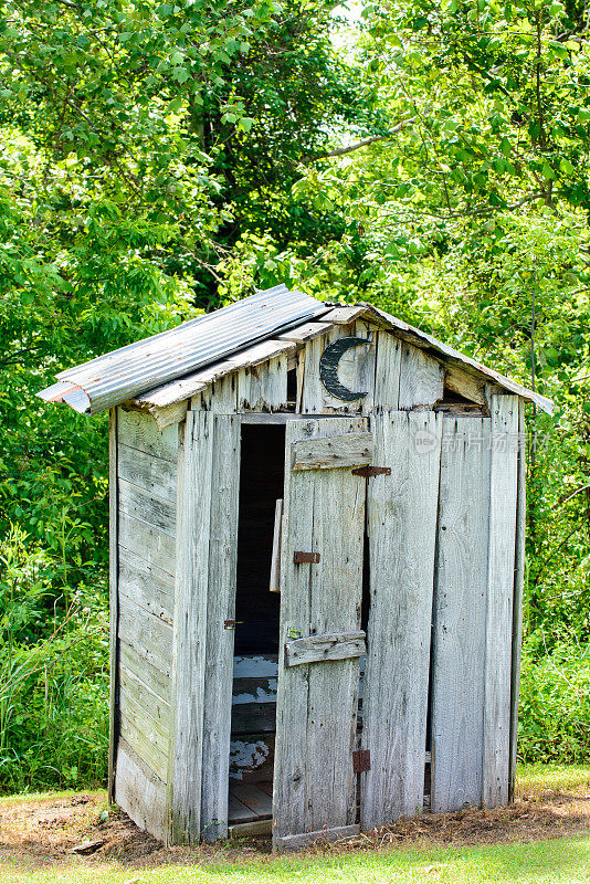 老木厕所