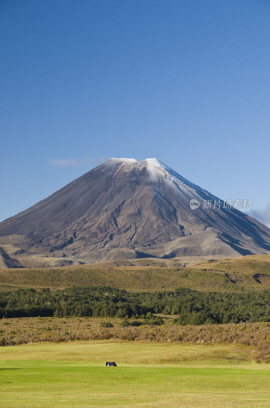 新西兰鲁阿佩胡火山前的高尔夫球