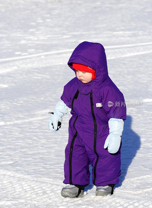 雪中漫步的孩子