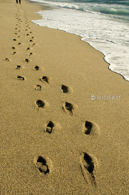 脚印在沙滩上