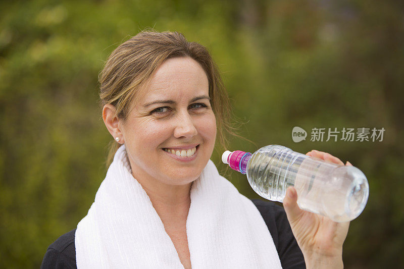 40多岁的女人喝水