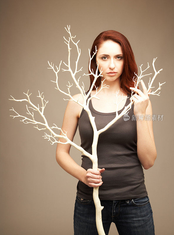 一个漂亮女人的画像，手里拿着一根干树枝