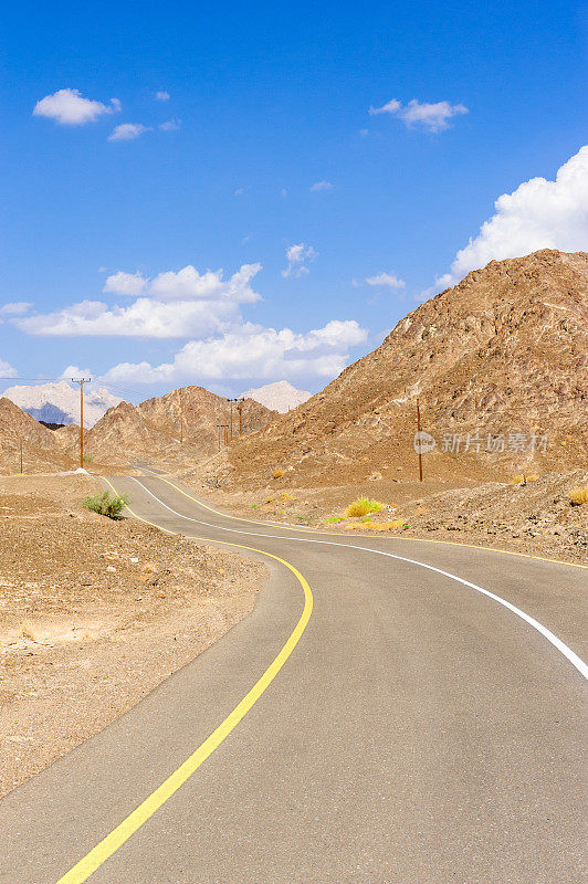 哈贾尔山脉蜿蜒的乡村公路