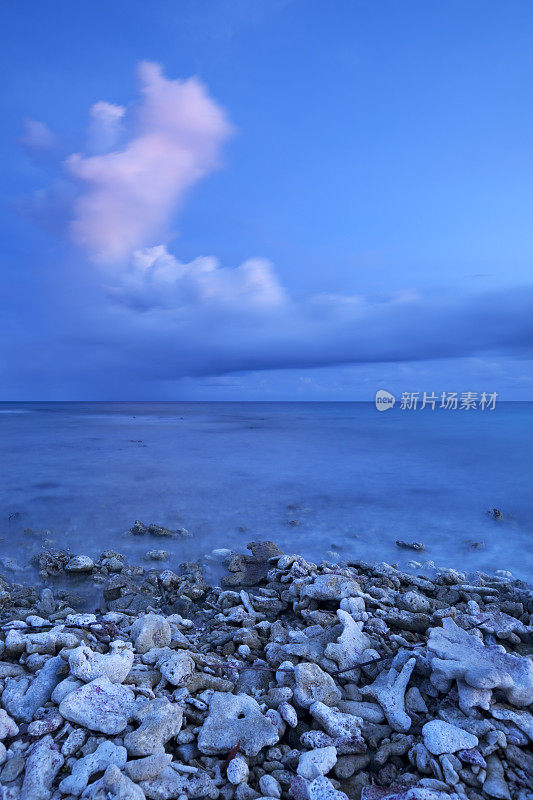 黄昏时分，在Curaçao岛上的岩石海岸