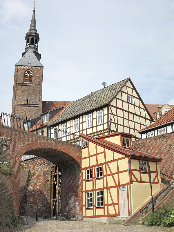 易北河tangerm&# 252;nde的半木结构房屋和大教堂(德国)