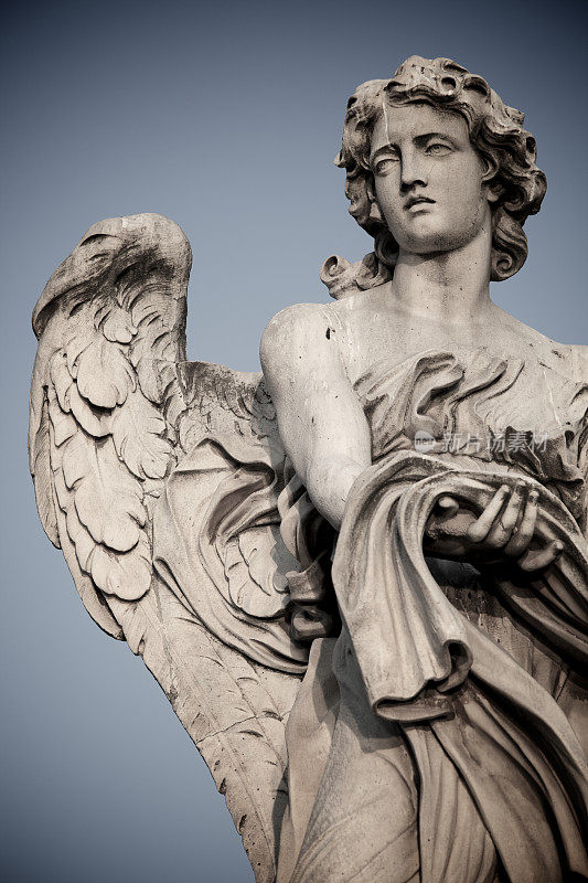 罗马圣天使桥上的大理石天使雕塑