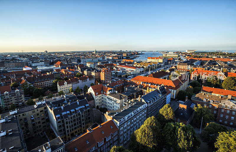 哥本哈根的城市天际线在日落与蓝天