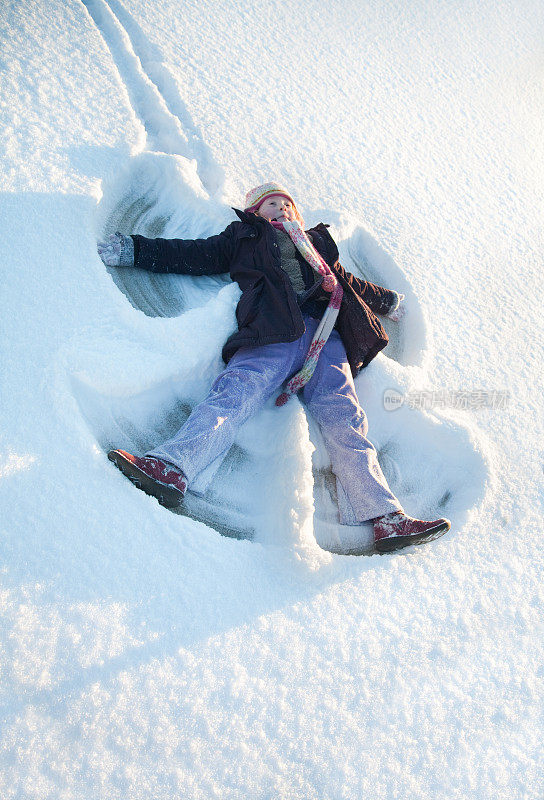 孩子在雪中玩日落