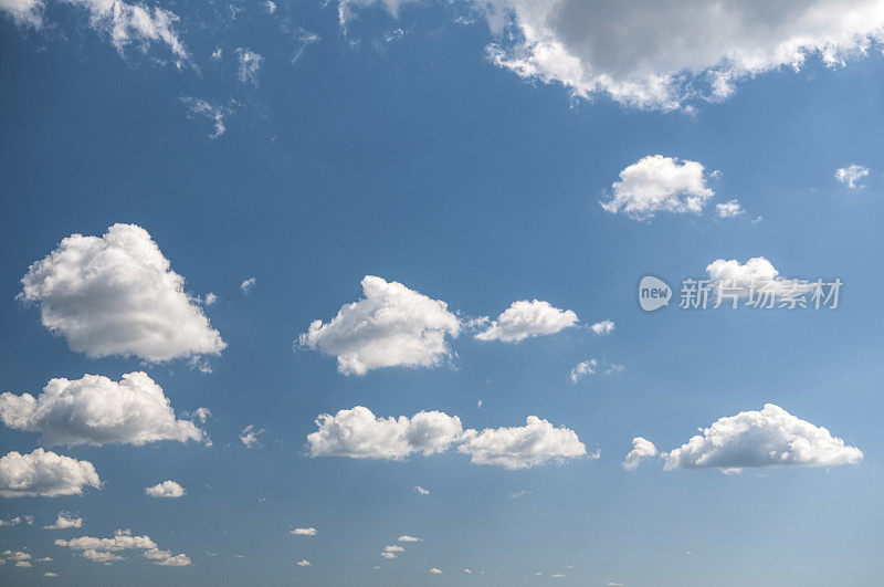 天空有蓬松的积云和蓝天