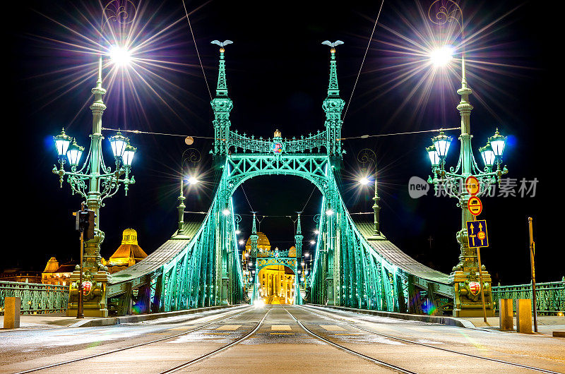 匈牙利布达佩斯自由大桥的夜晚