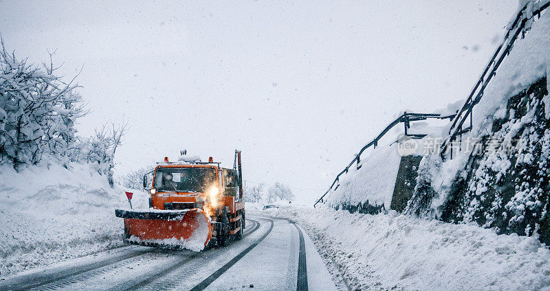 在暴风雪中开车