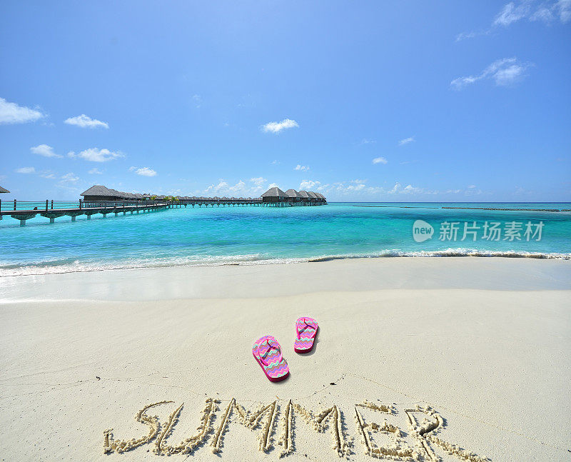 热带海滩上的红拖鞋和夏日话语