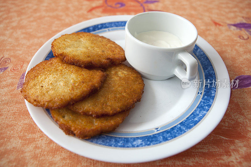 土豆煎饼配酸奶油