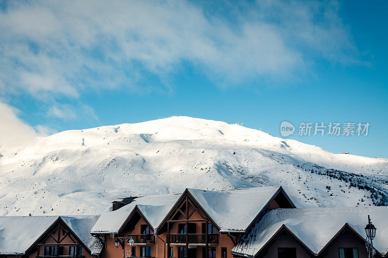 滑雪村的日出