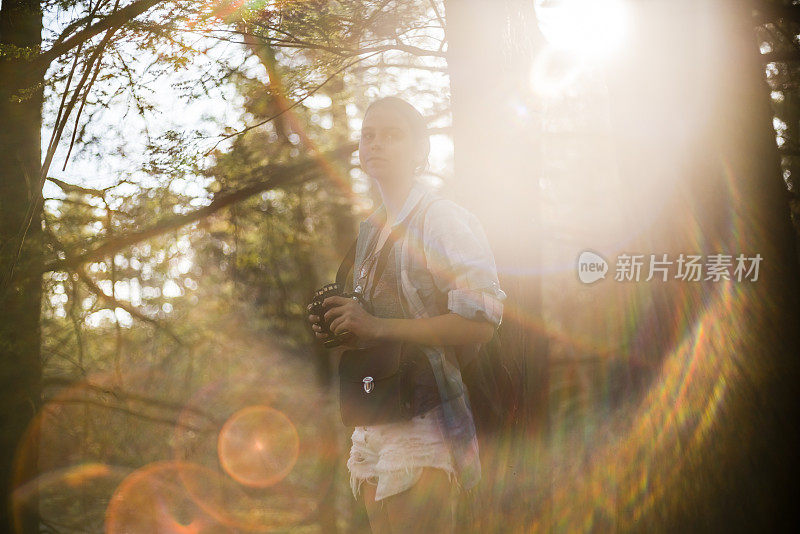 宾夕法尼亚州波科诺斯的少女探索大自然