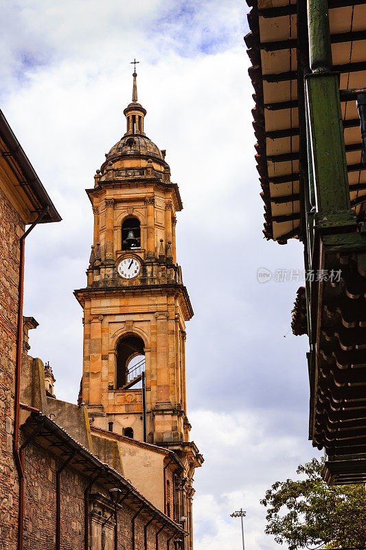 哥伦比亚波哥大:抬头看普里默达大教堂的钟楼