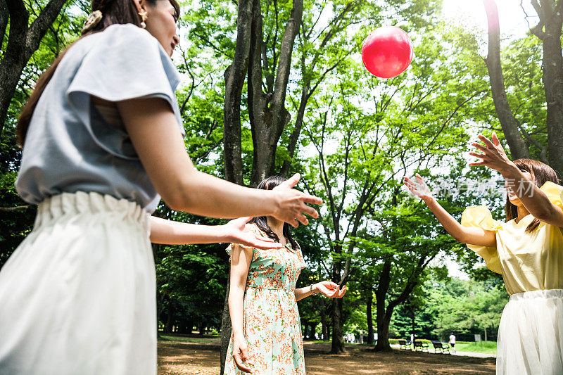 日本女子在公园里打排球