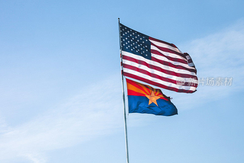 美国国旗和亚利桑那州国旗。