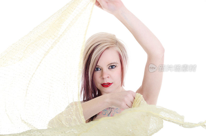 金发女人在肚皮舞中做围巾动作。