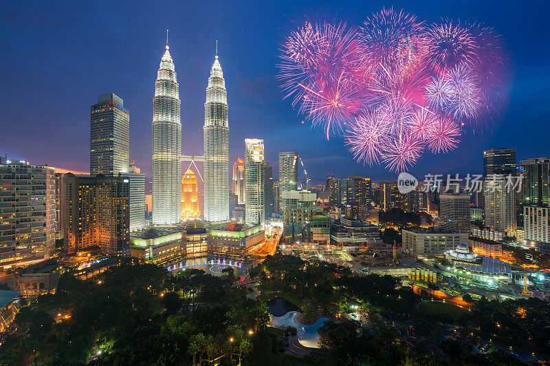 吉隆坡天际线燃放烟花庆祝2017年新年