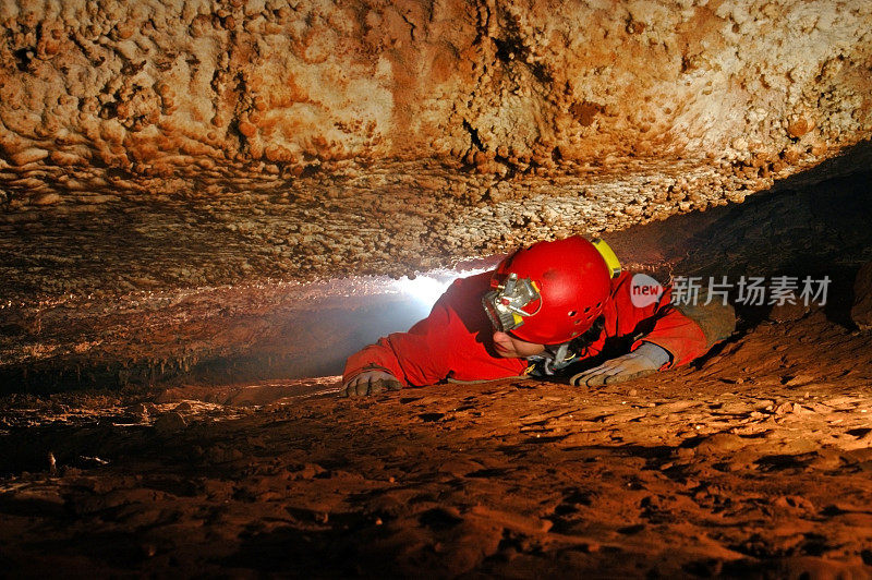 有洞穴探险家的狭窄洞穴通道