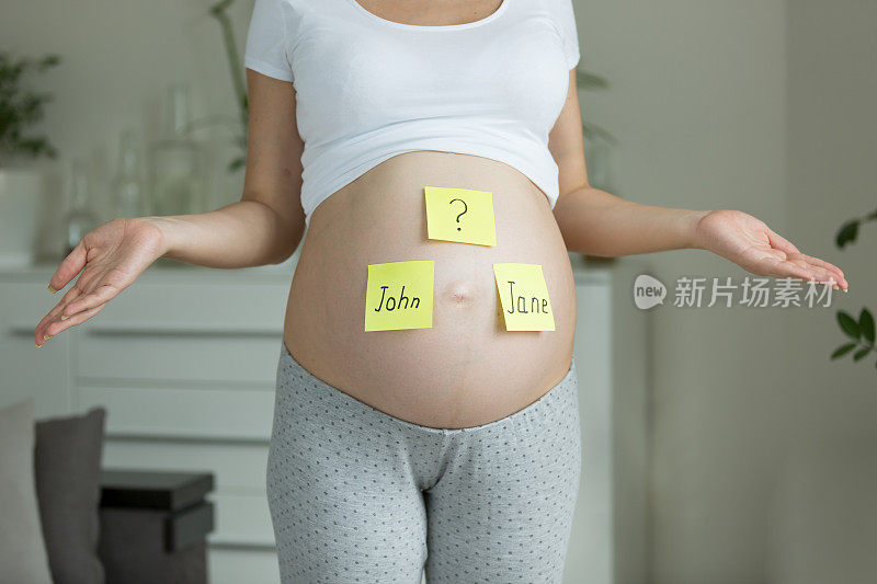 选择宝宝名字的概念。有名字的孕妇