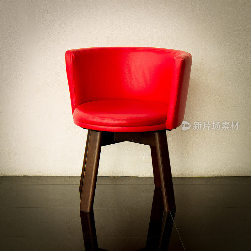 现代的红色椅子和混凝土墙
