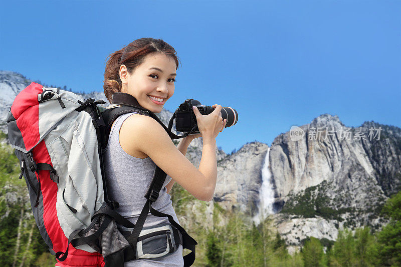 在约塞米蒂国家公园拍照的登山妇女