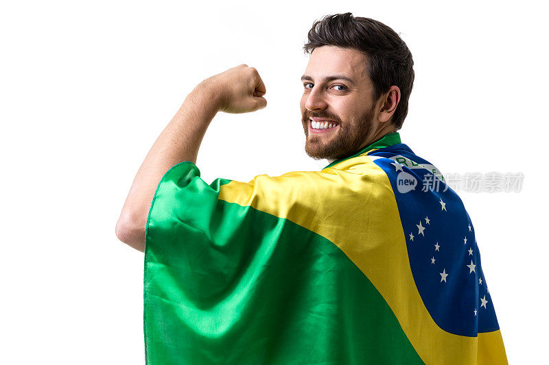 年轻的巴西人举着国旗巴西在白色的背景
