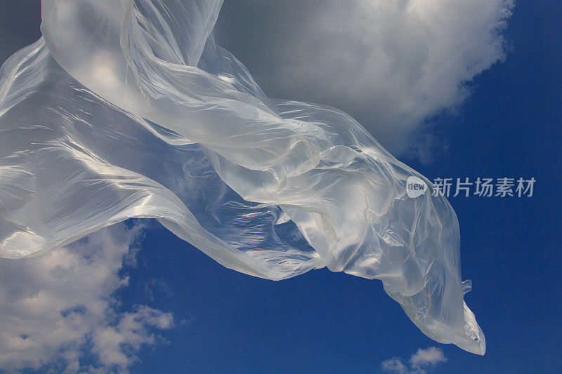 透明塑料片在风中吹动