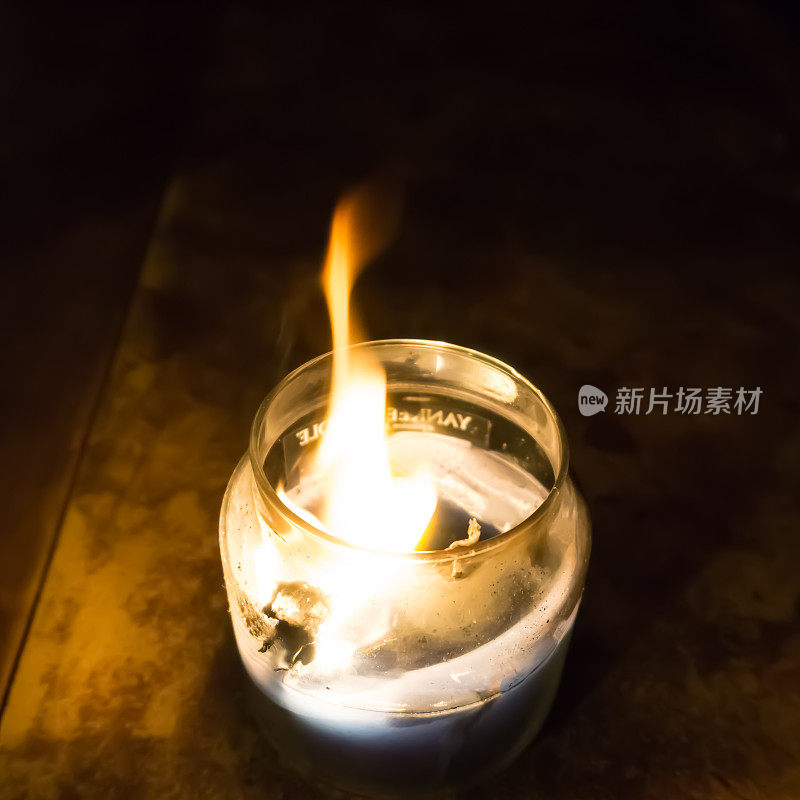 桌上燃烧着的蜡烛